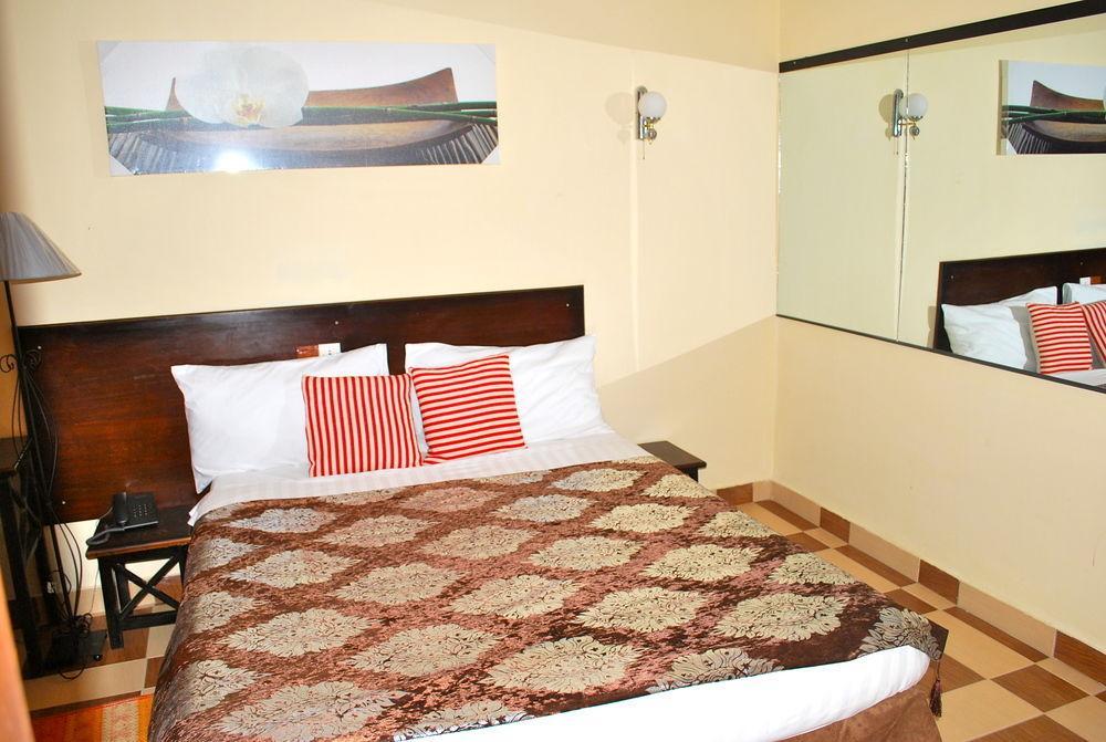 Yaahot Hotel Yaounde Ngoại thất bức ảnh