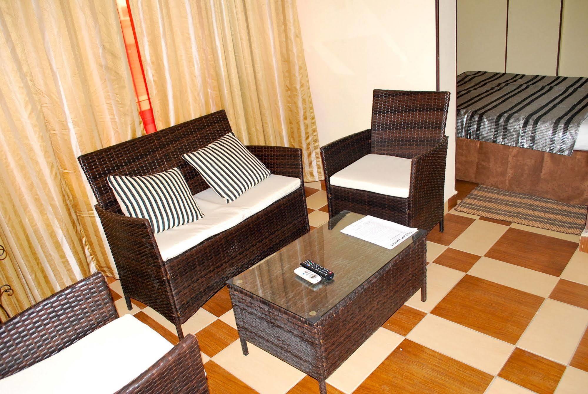 Yaahot Hotel Yaounde Ngoại thất bức ảnh