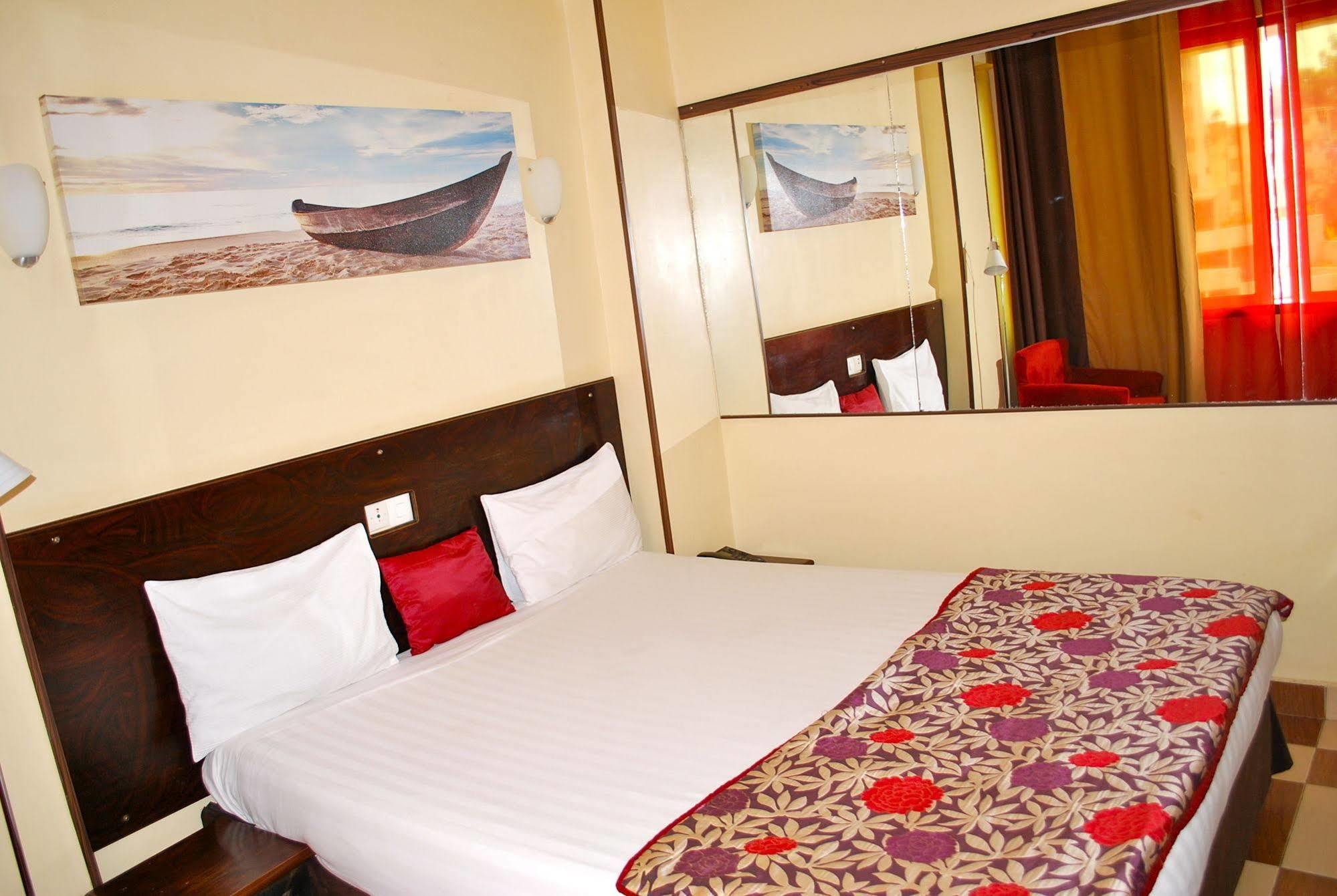 Yaahot Hotel Yaounde Ngoại thất bức ảnh