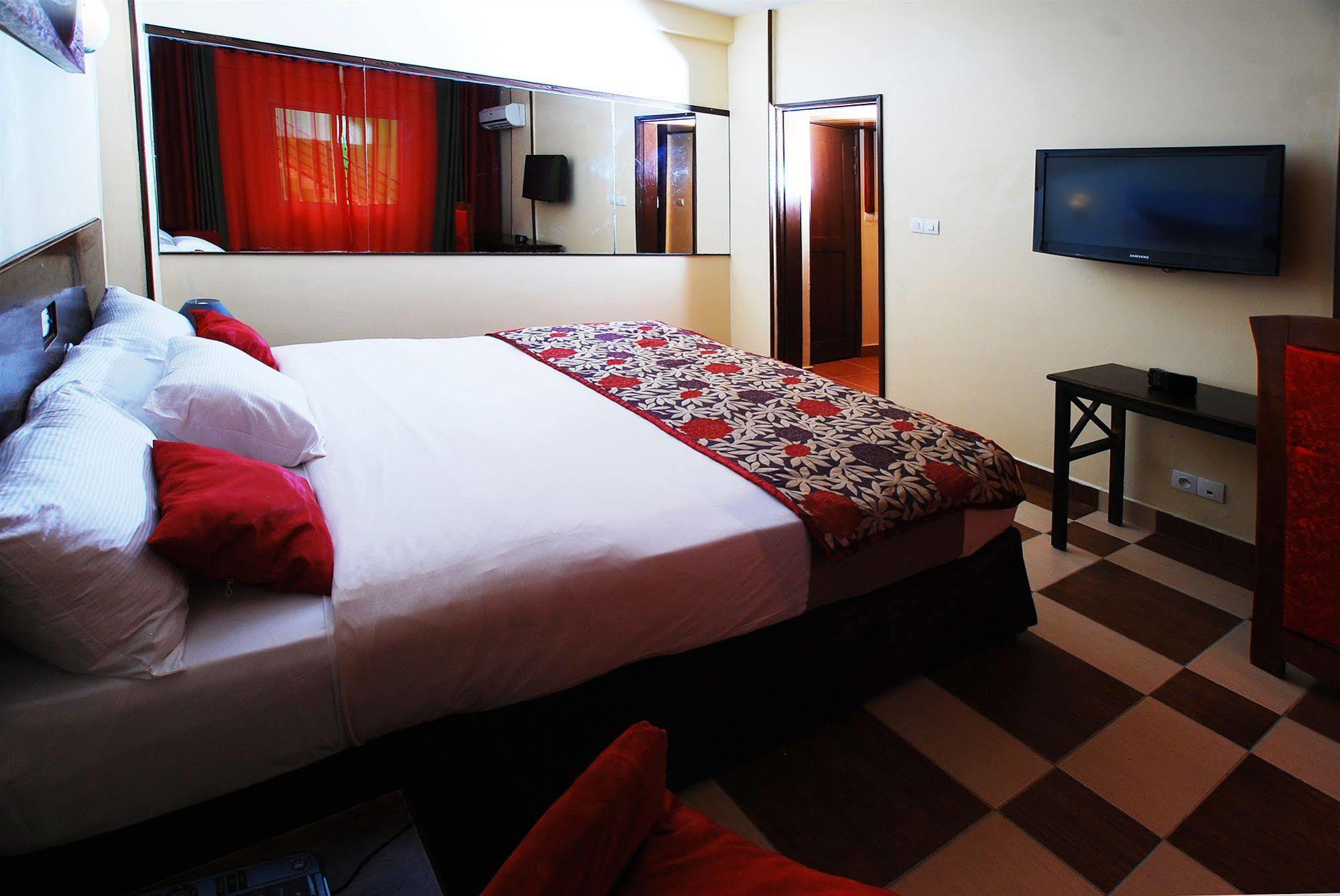Yaahot Hotel Yaounde Ngoại thất bức ảnh